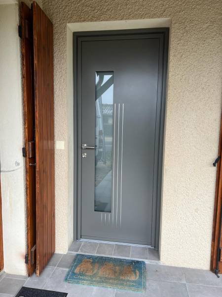 Porte d’entrée en aluminium blanc intérieur gris quartz extérieur avec vitrage sablé et inserts inox près de Bourg-en-Bresse