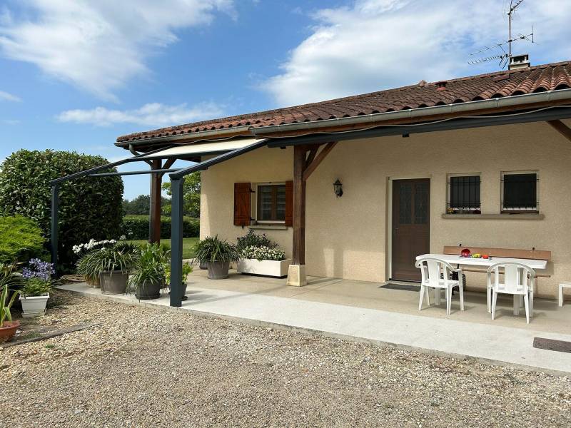 Installation d’une pergola de marque VERANCO dotée d’une toile de couleur beige pour des particuliers à Montracol