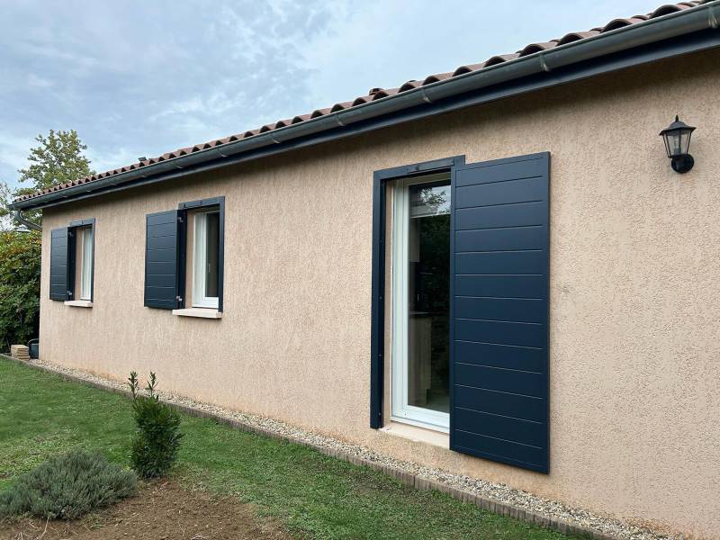 Installation de volets battants aluminium SIB avec pré-cadre et motorisation solaire à côté de Bourg-en-Bresse dans l’Ain